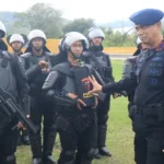 Dansat Brimob, Kombes Pol Kurniawan Tandi Rongre menginspeksi pasukan pada apel gelar pasukan untuk Pengamanan PSU di Mako Batalyon A Pelopor, Biromaru, Sigi, Selasa (25/3/2025). (Foto: Humas Polda Sulteng)