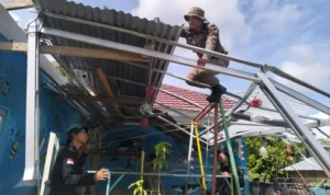 Satgas Madago Raya Bantu Warga Terdampak Puting Beliung di Poso