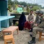 Personel Satgas Madago Raya berbincang dengan salah seorang eks napiter pada kegiatan sambang di Poso, Kamis (24/4/2025). (Foto: Humas Satgas Madago Raya)