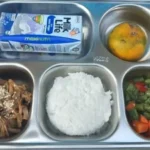 Petugas memperlihatkan menu uji coba Makan Bergizi Gratis di Satuan Pelayanan Makan Bergizi (SPMB) Kota Magelang, Jawa Tengah, Sabtu (26/10/2024). ANTARA/Rio Feisal