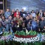 Ketua Dewan Pers bersama Ketua PFI Nasional dan PFI Solo berfoto bersama para penerima APFI 2025 di Loji Gandrung, Solo, Jumat (25/4/2025). (Foto: Sopian/PFI Jakarta)