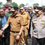 Gubernur Sulteng Anwar Hafid dan Kapolda Sulteng Irjen Pol Agus Nugroho saat memantau PSU Pilbup Banggai, Sabtu (5/4/2025). (Foto: Humas POlda Sulteng)