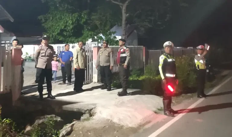 Personel Polres Sigi pada pengamanan ibadah Jumat Agung di Sigi, Jumat (18/4/2025). (Foto: Humas Polres Sigi)