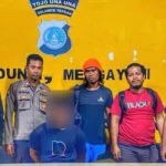 IRJ (tengah) terduga pelaku pelecehan anak di bawah umur di Mapolres Tojo Unauna, Senin (28/4/2025). (Foto: Humas Polres Tojo Unauna)