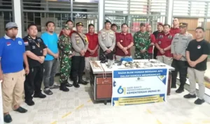 Personel gabungan bersama sejumlah barang yang disita di dari penghuni pada razia Lapas Kela IIB AMpana, Jumat (25/4/2025). (Foto: Humas POlres Tojo Unauna)