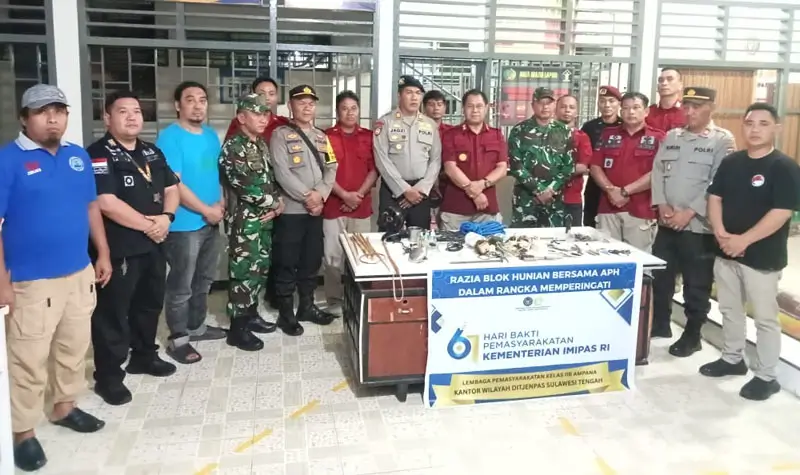 Personel gabungan bersama sejumlah barang yang disita di dari penghuni pada razia Lapas Kela IIB AMpana, Jumat (25/4/2025). (Foto: Humas POlres Tojo Unauna)