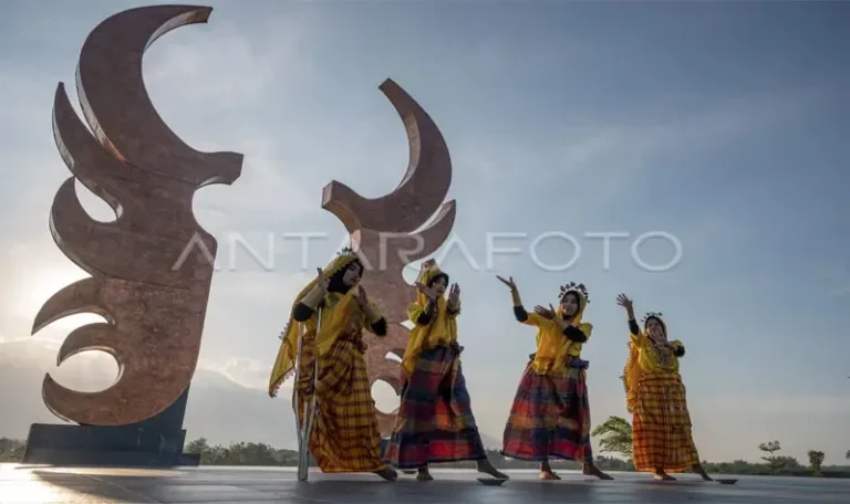 Sejumlah perempuanmenari di Taman Taiganja di Desa Kalukubula, Sigi, Senin (14/8/2023). (ANTARA FOTO/Basri Marzuki)