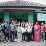 Peserta program kunjungan ke Indonesia dari Gambia, India, Kenya dan Papua Nugini berfoto bersama staf dari kementrian - kementrian di Indonesia (Foto: IFAD Indonesia))