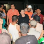 Bupati Donggala, Vera A Laruni (tengah) di lokasi banjir bandang Desa Wombo, Tanantovea, Donggala, Selasa (27/5/2025) malam. (Foto: dok. Vera A Laruni)