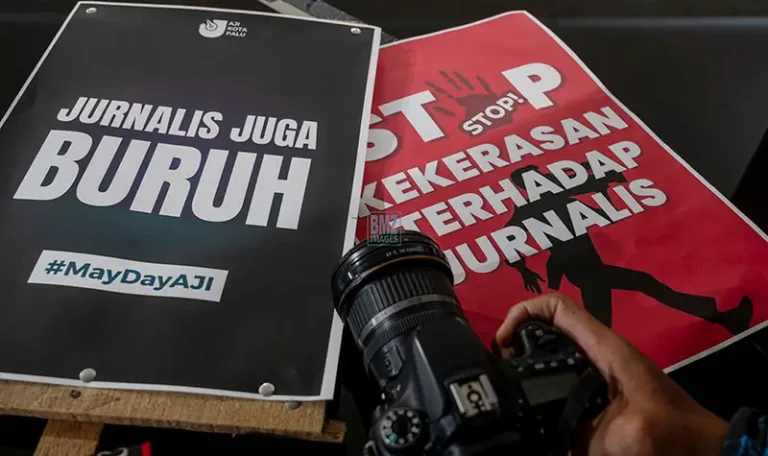 Jurnalis membawa pamplet pada aksi memperingati Hari Kebebasan Pers Sedunia di Kantor DPRD Sulteng, Jumat (2/5/2025). (bmzIMAGES/Basri Marzuki)