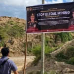 Spanduk peringatan PETI yang dipasang di sejumlah lokasi di Parigi Moutong, Kamis (22/5/2025). (Foto: Humas Polda Sulteng)