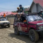 Iring-iringan kendaraan VES Sulteng menembus lumpur tebal membawa bantuan untuk kobran banjir bandang Desa Wombo, Donggala, Sabtu (31/5/2025) (Foto: bmz)