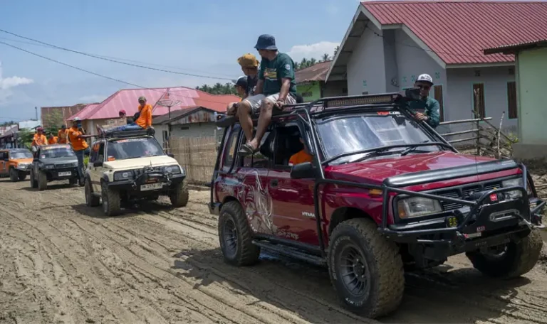 Iring-iringan kendaraan VES Sulteng menembus lumpur tebal membawa bantuan untuk kobran banjir bandang Desa Wombo, Donggala, Sabtu (31/5/2025) (Foto: bmz)