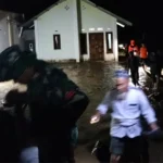 Upaya encarian seoarn warga yang hilang terseret arus pada banjir bandang di Desa Wombo, Tanantovea, Donggala, Selasa (27/5/2025). (Foto: Basarnas Palu)