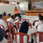 Komandan Pos SAR Luwuk, Liberatus Fahongoi menyampaikan materi pada edukasi kebencanaan di Kecamatan Bunta, Banggai, Rabu (30/4/2025). (Foto: Basarnas Palu)