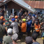 Tim SAR Gabungan mengevakuasi jenazah Rano (54) yang ditemukan meninggal dunia di lokasi banjir bandang Desa Wombo, Donggala, Rabu (28/5/2025). (Foto: bmzIMAGES/Basri marzuki)