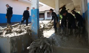 Brimob Polda Sulteng Bersihkan Sekolah Pascabanjir di Desa Wombo