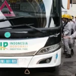 Pekerja bersiap menaiki bus di Kawasan PT IMIP. (foto: ist)