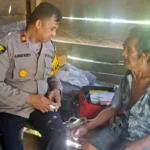 Kapolsek Ulubongka, Iptu Muhajir Wonti melayani warga yang memeriksa kesehatan di pelosok Desa Kasiala, Kecamatan Ulubongka, Kabupaten Tojo Unauna, Minggu (4/5/2025). (Foto: Humas Polresta Tojo Unauna)