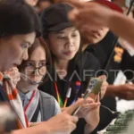 Pengunjung mencicipi kopi di salah satu stan pada pameran World of Coffee Jakarta 2025 di Jakarta International Convention Center (JICC), Jakarta, Kamis (15/5/2025). Pameran yang diikuti lebih 300 peserta dari lima negara di dunia tersebut bertujuan untuk memperkenalkan kopi Indonesia sekaligus sebagai ruang dialog antara pelaku industri kopi, pemerintah, dan mitra strategis, berlangsung 15-17 Mei 2025. ANTARA FOTO/Indrianto Eko Suwarso/Spt.