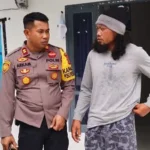 Jumardin (kanan) bersama Kapolsek Poso Pesisir Selatan, IPTU Arkam AR di Poso, Sabtu (3/5/2025). (Foto: Humas Satgas Madago Raya)