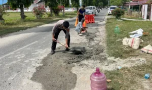 Inisiatif Keselamatan: Satlantas Polres Sigi Tambal Jalan Berlubang