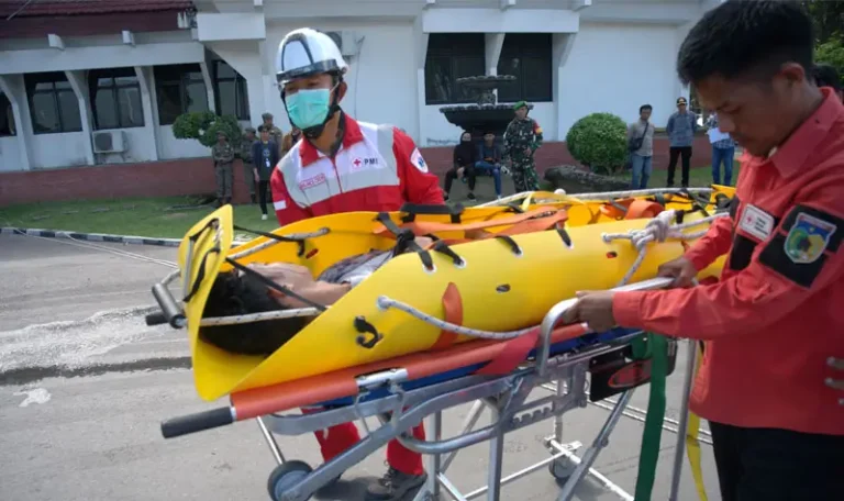 Evakuasi korban pada simulasi bencana gempa bumi di Kantor Wali Kota Palu, Kamis (15/5/2025). (bmzIMAGES/Basri Marzuki)