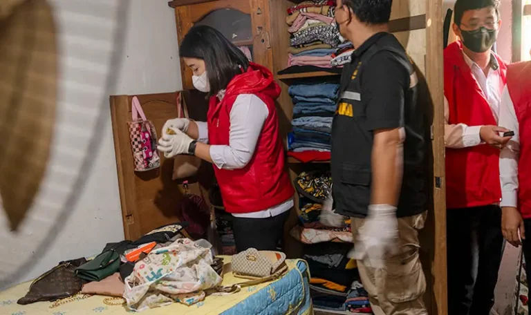 Petugas dari BNN Sulteng dan Bea Cukai menggeledah lemari tersangka kasus pengiriman narkotika jenis ganja di Desa Kotarindau, Sigi, Sulawesi Tengah, Senin (23/6/2025). (bmzIMAGES/Basri Marzuki)