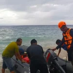 Tim SAR mempersiapkan pencarian seorang penumpang yang lompat ke laut dari KM Tilong Kabila, Luwuk, Banggai, Selasa (17/2/2026)
