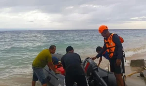 Tim SAR mempersiapkan pencarian seorang penumpang yang lompat ke laut dari KM Tilong Kabila, Luwuk, Banggai, Selasa (17/2/2026)