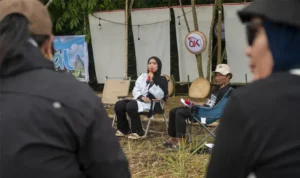 Bidang Perlindungan Konsumen dan Humas OJK Sulteng, Megawati memaparkan peran OJK kepada warga di arena Festival Tampolore di Poso, Sabtu (28/6/2026).(bmzIMAGES/Basri Marzuki)