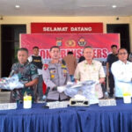 Bupati Sigi, Moh Rizal Intjenae Ketiga kanan) bersama Wabup Sigi, Samuel Y Pongi (kedua kanan), Kapolres Sigi, AKBP Kari Amsah Ritonga (ketiga kiri, Pejabat Kodim 1306 Kota Palu, dan Kepala BTNLL, Titik Wurdinigsih pada konferensi pers di mapolres Sigi, Jumat (13/6/2025). (Foto: Humas Polres Sigi)