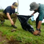 Aksi bersih lingkunagan di Gunung Bawakaaeng oleh PT Vale Indonesia bersama Menteri KLHK, Senin (2/6/2025). (Foto: PT Vale Indonesia)