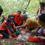 Tim SAR mengevakuasi korban dari jurang pada keelakaan tunggal di Toboli, Parigi Moutong, Selasa (24/6/2025). (Foto: Basarnas Palu)