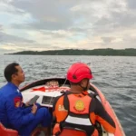 Tim SAR menyisir perairan tempat terjatuhnya seorang penumpang KN Sabuk Nusantara di Banggai Laut, Sabtu (14/6/2025). (Foto: Basarnas Palu)