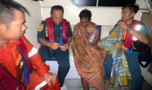 Novrianto Tatuil (kedua kanan) saat dievakuasi tim SAR Gabungan di Luwuk, Rabu (18/6/2025). (Foto: Basarnas Palu)