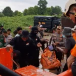 Tim SAR mengevakuasi salah seorang korban longsor di Tirtanagaya, Bolano, Parigi Moutong, Rabu (25/6/2025). (Foto: Basarnas Palu)