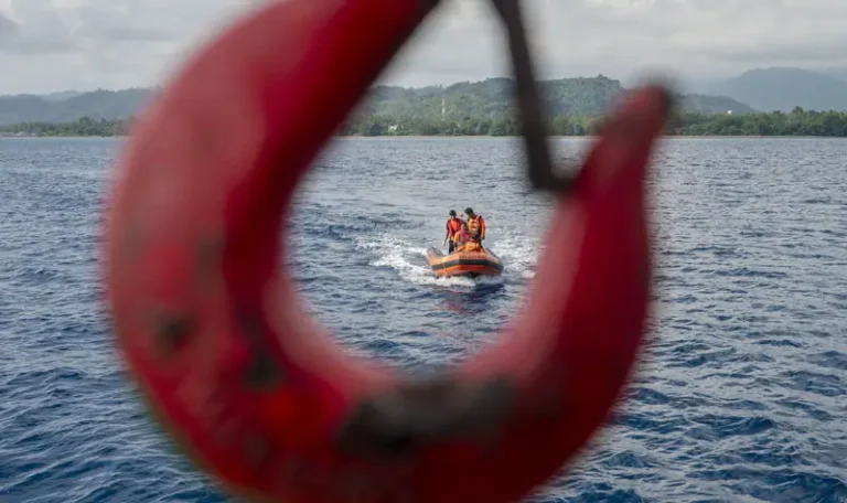 Rescuer mengevakuasi korban dengan rubber boat pada simulasi MOB di Teluk Palu, Kamis (12/6/2025). (bmzIMAGES/Basri Marzuki)