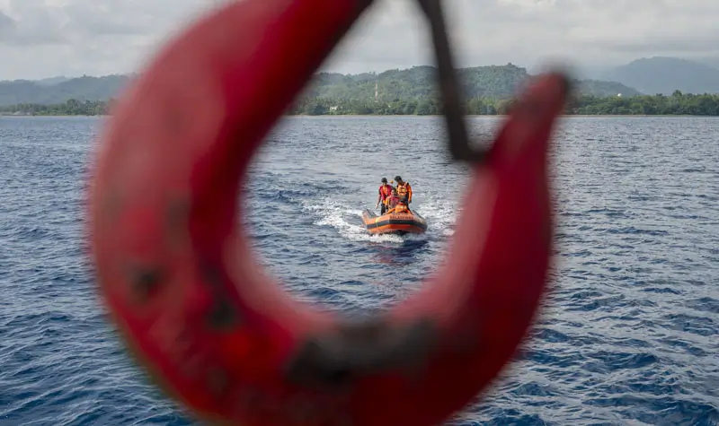 Rescuer mengevakuasi korban dengan rubber boat pada simulasi MOB di Teluk Palu, Kamis (12/6/2025). (bmzIMAGES/Basri Marzuki)