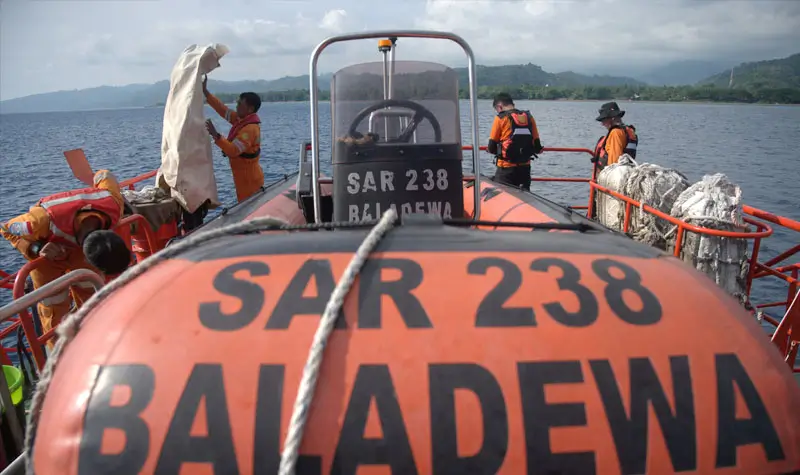 Kru KN SAR Baladewa menata kembali rubber boat setelah digunakan mengevakuasi korban pada simulasi kecelakaan laut MOB di Teluk Palu, Kamis (12/6/2025). (bmzIMAGES/Basri Marzuki)
