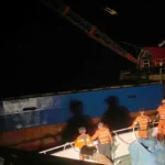 Proses evakuasi awak KM Naga Sejahtera oleh KM SAR Bhisna, Minggu (1/6/2/205). (Foto: Basarnas Palu)