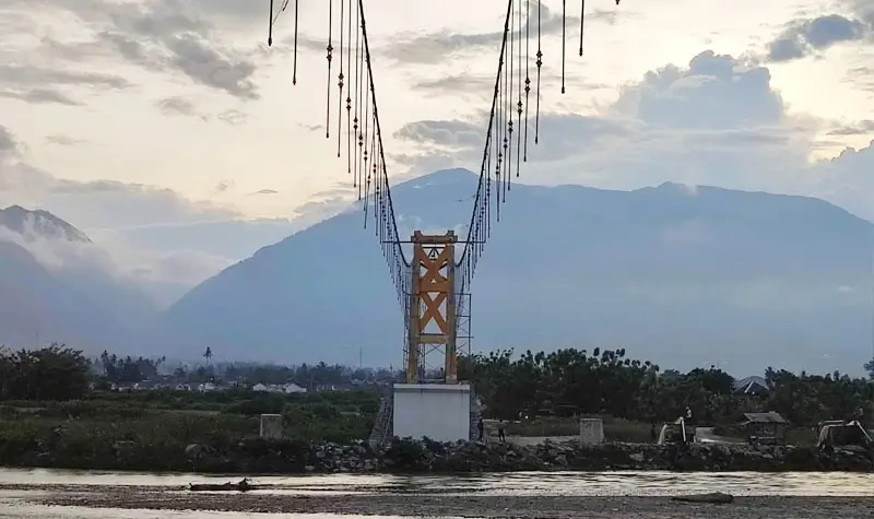 Jembatan gantung di Desa Kalukubula yang sedang dalam proses perampungan, Rabu (11/6/2025). (bmzIMAGES/Basri Marzuki)