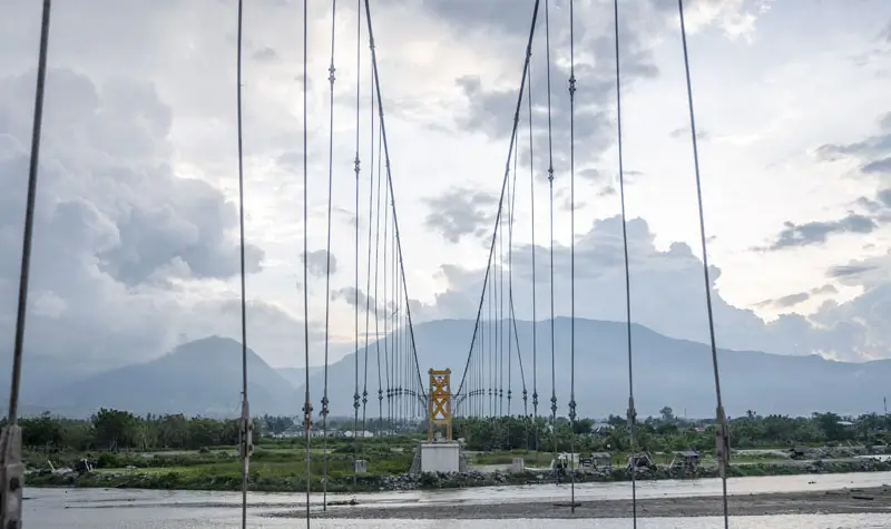 Jembatan gantung di Desa Kalukubula yang sedang dalam proses perampungan, Rabu (11/6/2025). (bmzIMAGES/Basri Marzuki)