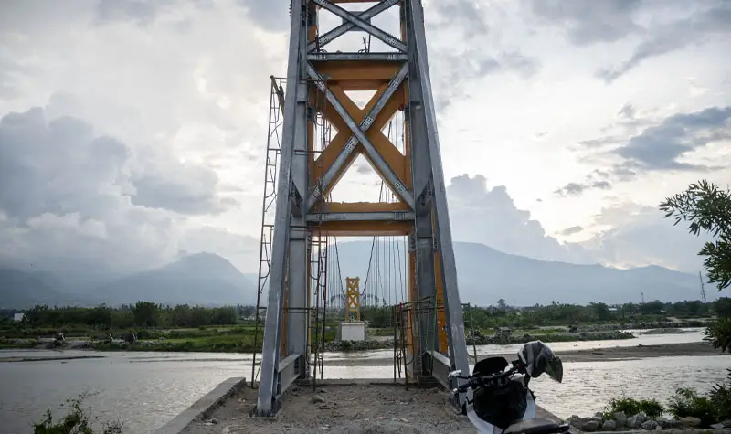 Jembatan gantung di Desa Kalukubula yang sedang dalam proses perampungan, Rabu (11/6/2025). (bmzIMAGES/Basri Marzuki)