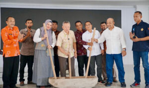 Bupati Sigi, Muh Rizal Intjenae (tengah) bersama Wabup, Sekab, Kadis Pariwisata memukul alu pada Kick Off Festival Danau Lindu 2025 di Aula Kantor Bupati Sigi, Jumat (12/6/2025). (Foto: Pantia FDL 2025)