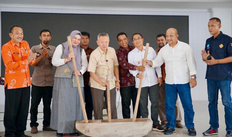 Bupati Sigi, Muh Rizal Intjenae (tengah) bersama Wabup, Sekab, Kadis Pariwisata memukul alu pada Kick Off Festival Danau Lindu 2025 di Aula Kantor Bupati Sigi, Jumat (12/6/2025). (Foto: Pantia FDL 2025)