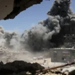 Asap mengepul dari reruntuhan puing-puing atas serangan Israel terhadap pemukiman di sebelah barat Jbalia, Jalu Gaza. (Foto: AFP/Bashar Taleb)