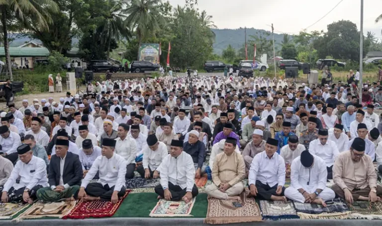 Menteri Transmigrasi Muhammad Iftitah Sulaiman Suryanagara (ketiga kiri depan) bersama Gubernur Sulteng Anwar Hafid (kedua kiri depan) dan Bupati Sigi Moh Rizal Intjenae (kiri depan) mendengarkan khutbah pada pelaksanaan shalat Idul Adha di halaman Masjid Raodhatul Jannah kawasan transmigrasi Bulu Pontu Jaya, Desa Sidera, Sigi, Sulawesi Tengah, Jumat (6/6/2025). (bmzIMAGES/Basri Marzuki)