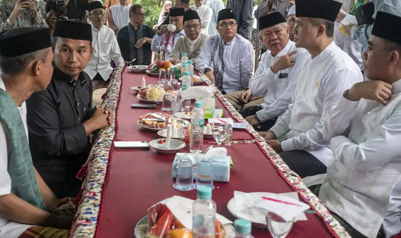 Menteri Transmigrasi Muhammad Iftitah Sulaiman Suryanagara (kedua kanan) bersama Gubernur Sulteng Anwar Hafid (kanan) dan Bupati Sigi Moh Rizal Intjenae (ketiga kanan) berdialog dengan warga transmigran usai shalat Idul Adha di kawasan transmigrasi Bulu Pontu Jaya, Desa Sidera, Sigi, Sulawesi Tengah, Jumat (6/6/2025). (bmzIMAGES/Basri Marzuki)