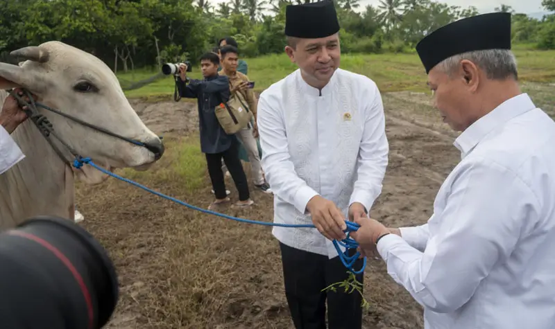 Menteri Transmigrasi Muhammad Iftitah Sulaiman Suryanagara (keempat kiri depan) bersama Gubernur Sulteng Anwar Hafid (ketiga kiri depan) dan Bupati Sigi Moh Rizal Intjenae (kedua kiri depan) mendengarkan khutbah pada pelaksanaan shalat Idul Adha di halaman Masjid Raodhatul Jannah kawasan transmigrasi Bulu Pontu Jaya, Desa Sidera, Sigi, Sulawesi Tengah, Jumat (6/6/2025). (bmzIMAGES/Basri Marzuki)